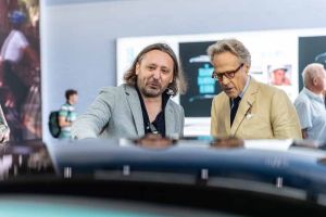 Jozef Kaban und der Duke of Richmond vor dem MG Cyber GTS Concept - FOS 2024